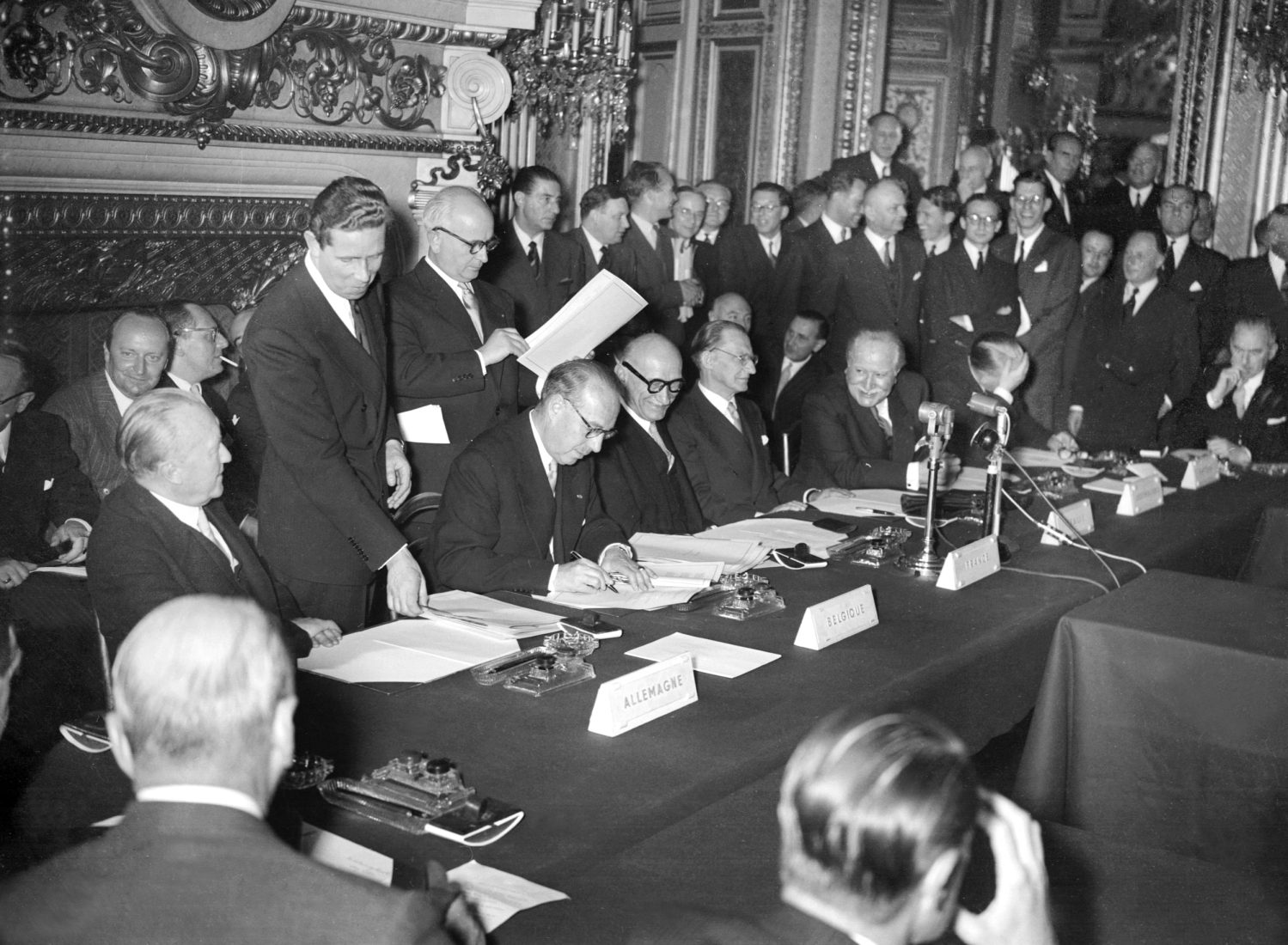 Gründung der europäischen Verteidigungsgemeinschaft 1952 in Paris (Bild: AFP-Archiv)