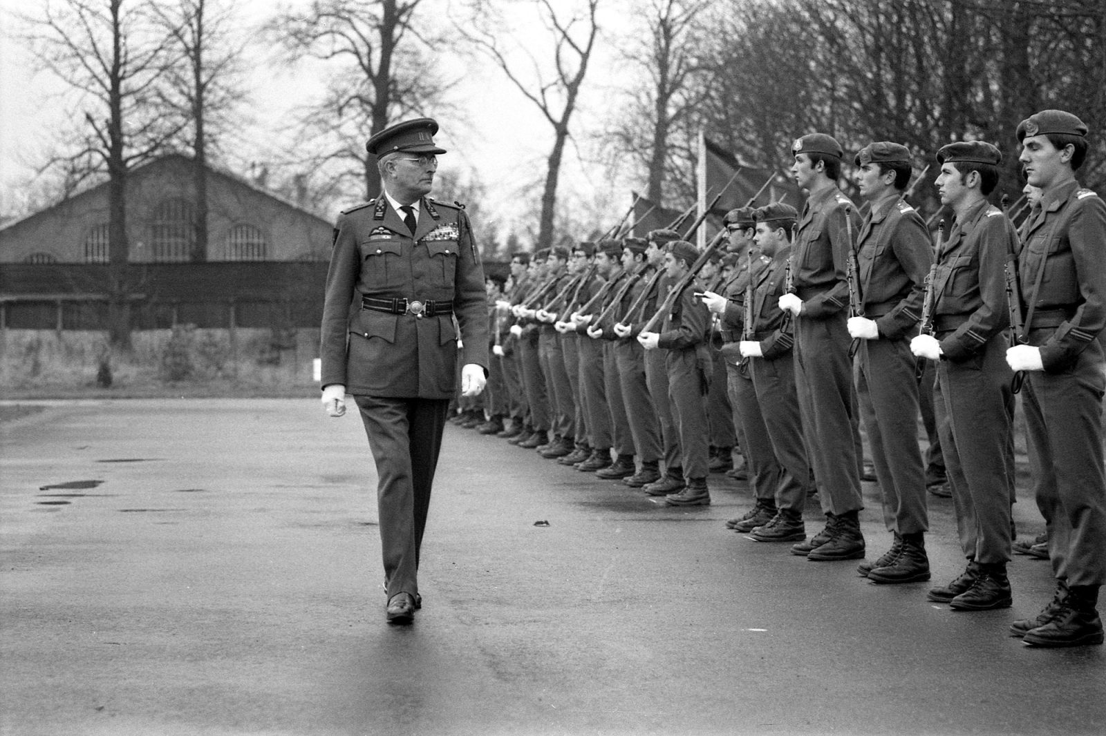 Militärische Abschiedsfeier 1971 in Brüssel (Bild: Belga-Archiv)
