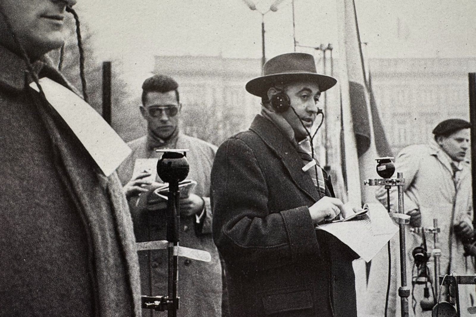 BRF-Journalist Peter Moutschen am 15. Dezember 1960 bei der Live-Übertragung der Hochzeit von König Baudouin mit Fabiola (Bild: BRF-Archiv)