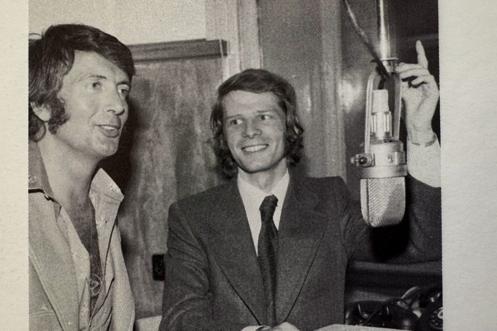 Zu Besuch bei einer der ersten Hitparadensendungen: Schlagersänger Roy Boston bei Albert Schoenauen (rechts) (Bild: BRF-Chronik)