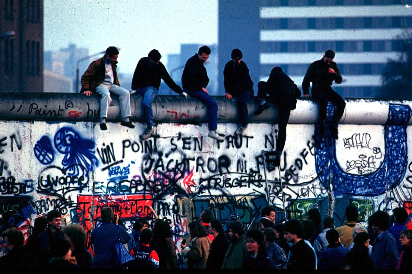 Die Mauer ist Geschichte: Ost- und West-Berliner reichen sich die Hand (Bild: Belga-Archiv)