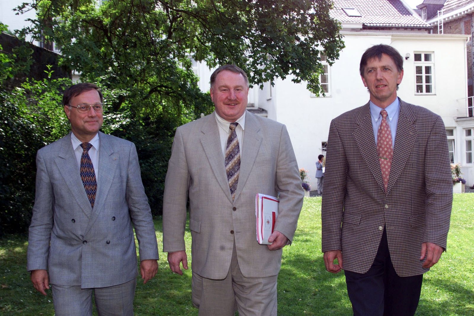 Bernd Gentges, Karl-Heinz Lambertz und Hans Niessen (vlnr.) bilden nach den Wahlen vom 13. Juni 1999 die neue DG-Regierung (Bild: Belga-Archiv)